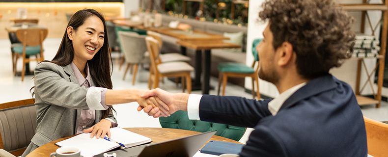Two people speaking and collaborating on using Re-Engagement to win back dormant customers